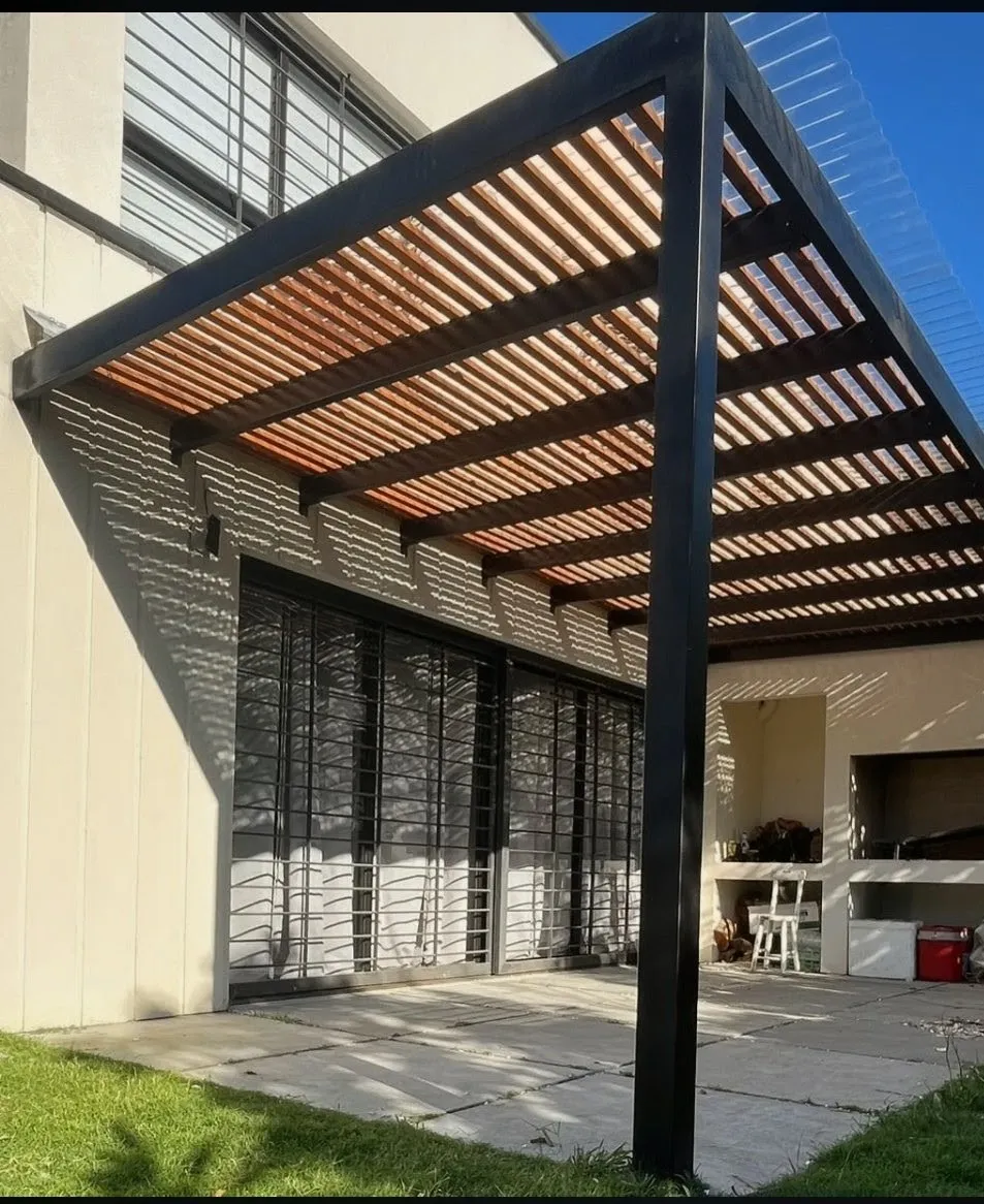 Pérgola metálica en terraza durante obra e instalación