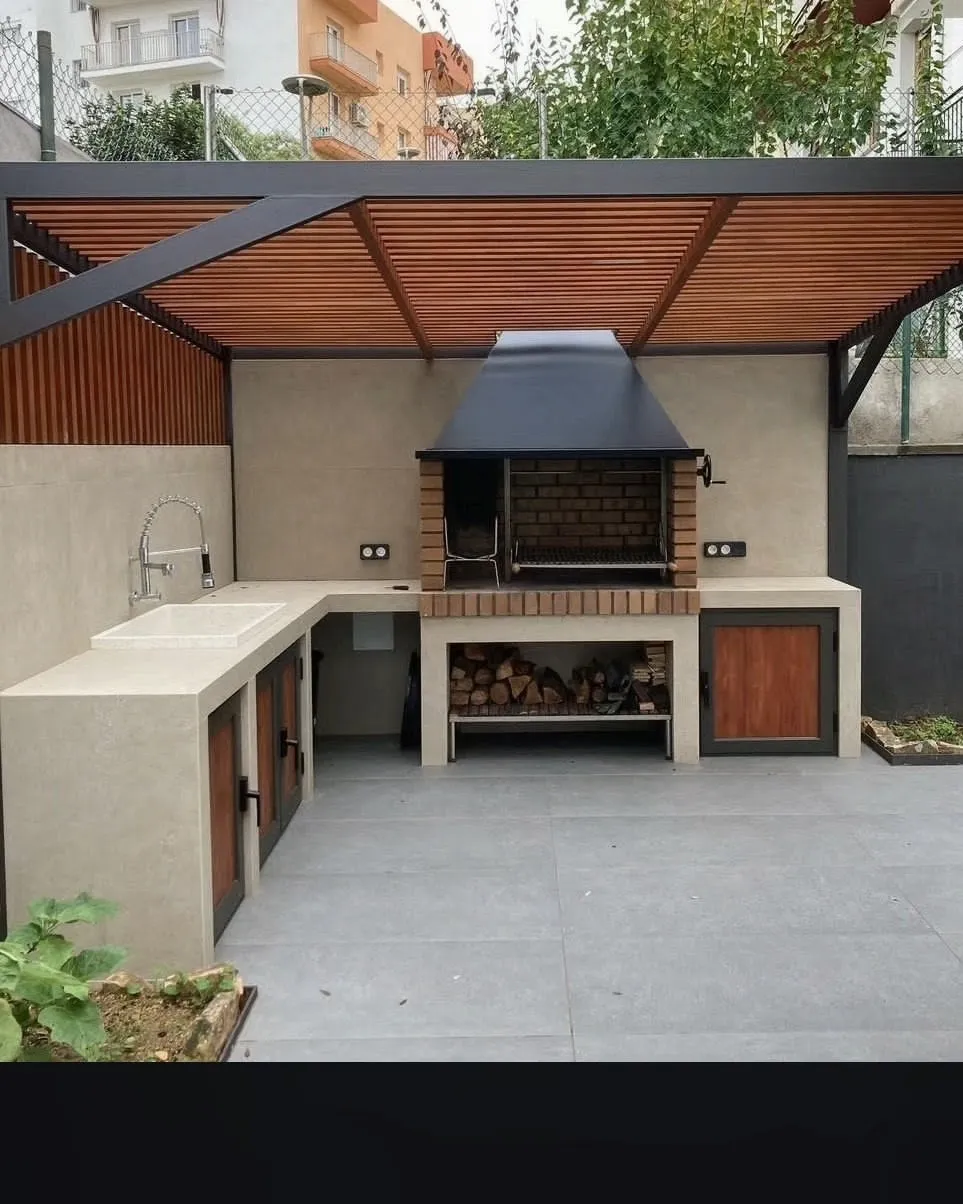 Pérgola metálica instalada sobre zona BBQ y patio social
